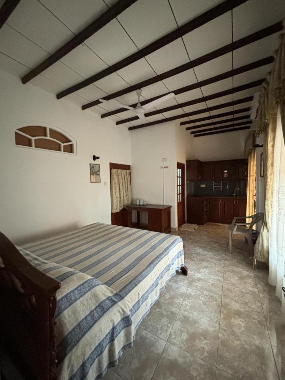 Village Inn Resort Негомбо Стая снимка